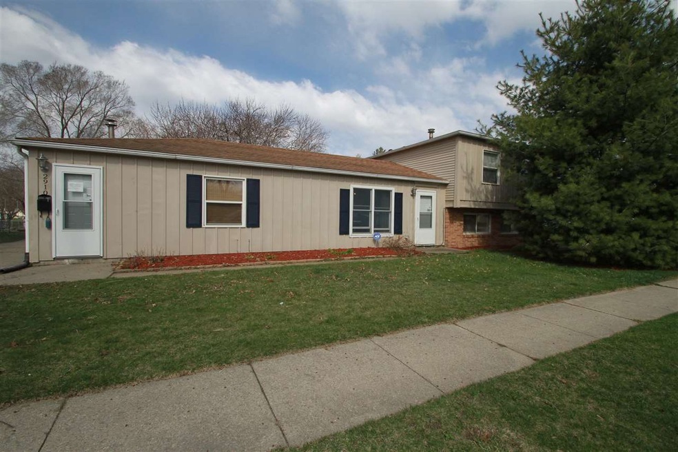 2910 W 9th St, Waterloo, IA 50702 - photo 1