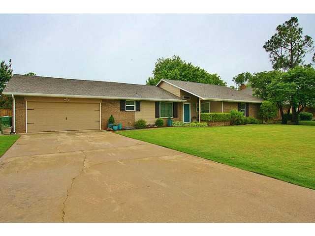 Exterior Front. LOVELY 3 BED, 2 LIVING AREA HOME