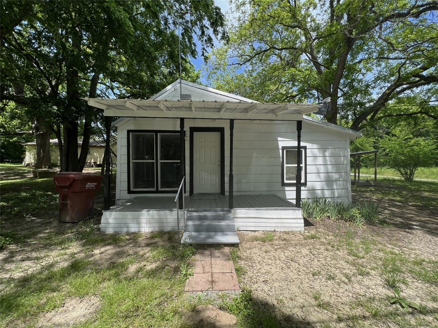 804 S 3rd St, Bonham, TX 75418 - photo 1