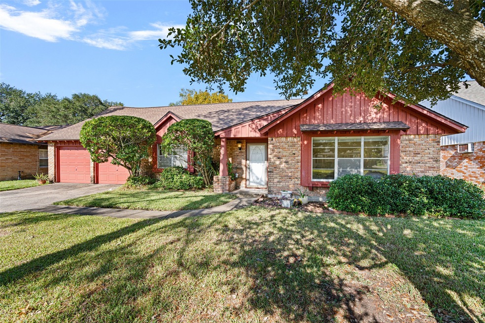 10422 Timberoak Dr, Houston, TX 77043 - photo 1