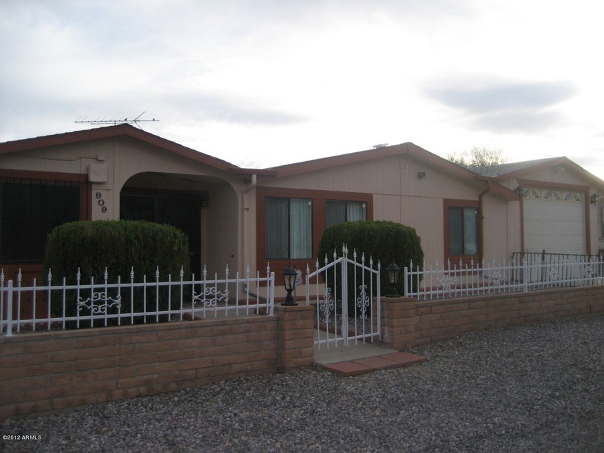 front of home with garage