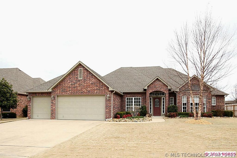 Fabulous full brick in Forest Ridge. Enjoy all the