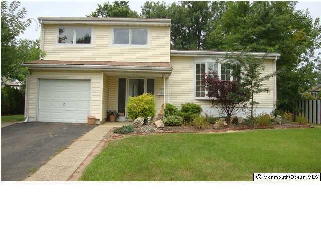 124 Throckmorton Ln, Old Bridge, NJ 08857 - photo 1