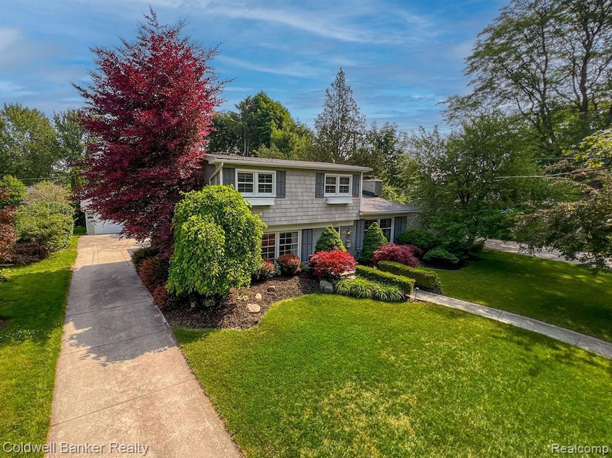 Cozy Colonial close to Seaholm High School