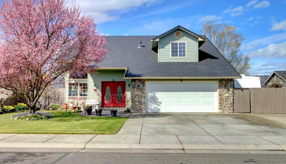 127 Meadowbrook Dr, Central Point, OR 97502 - photo 1