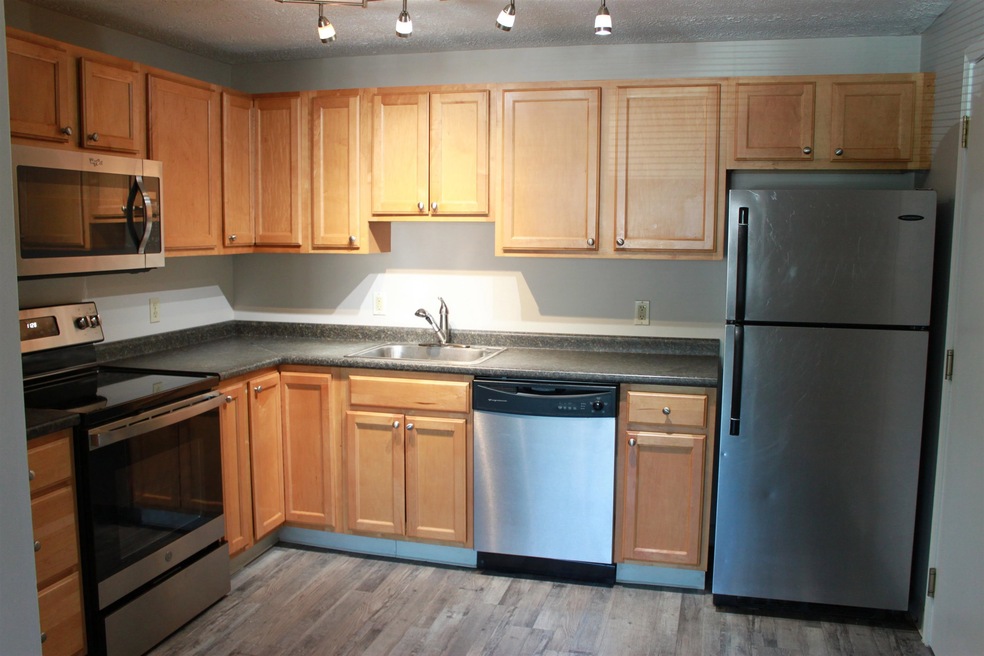 525 Calef Rd unit 28, Manchester, NH 03103 - photo 1
