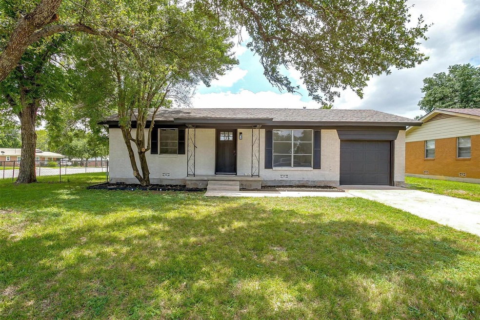 1214 S Ridgeway Dr, Cleburne, TX 76033 - photo 1