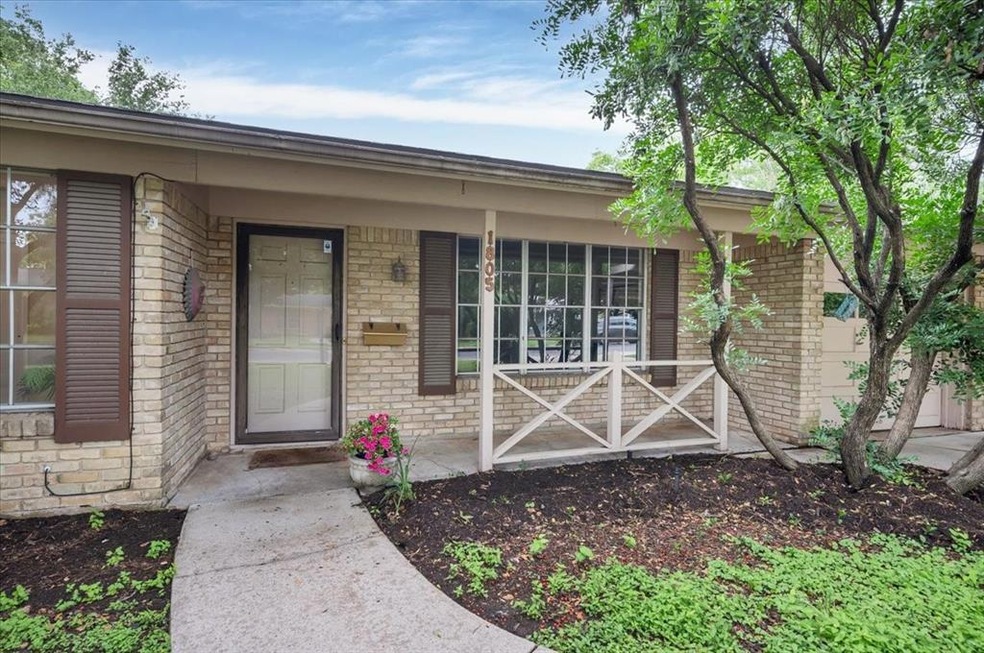 Welcome to 1805 Northridge! Adorable front porch.