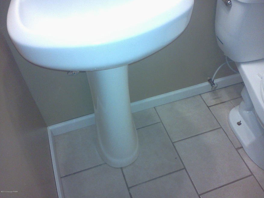 597 Stony Hollow Cir, Tobyhanna, PA 18466 - photo 1