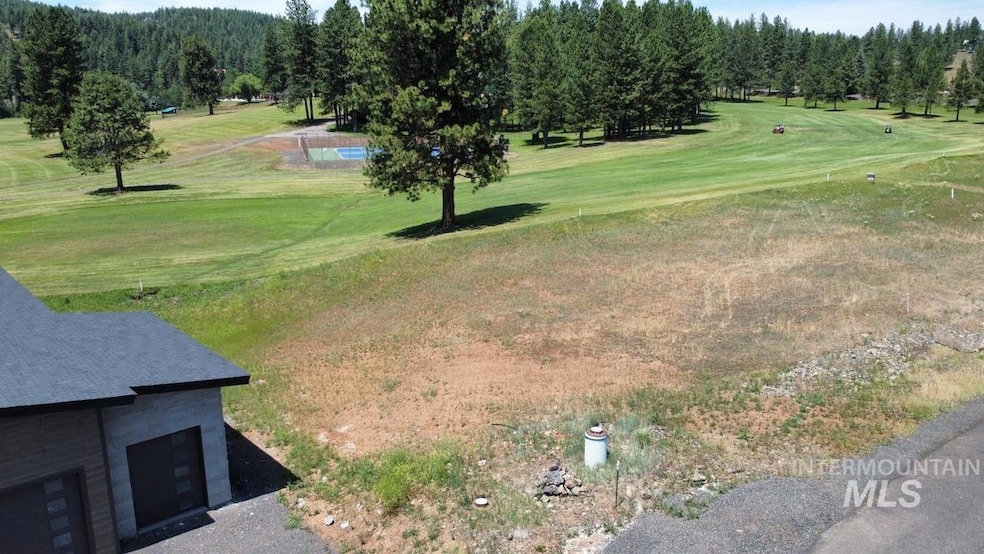 View of grassy yard featuring view of golf course