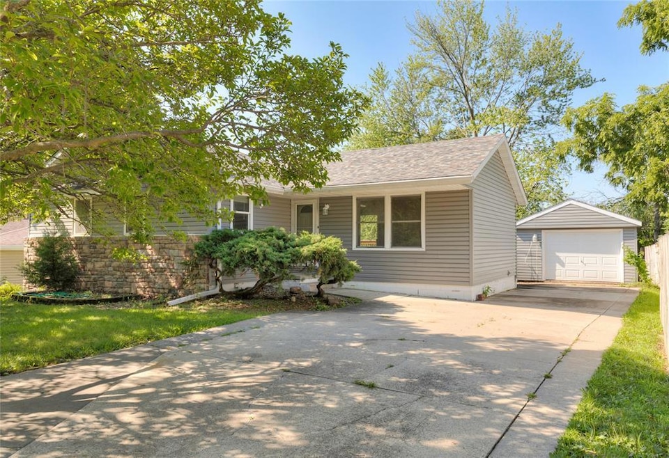 209 E Philip St, Des Moines, IA 50315 - photo 1