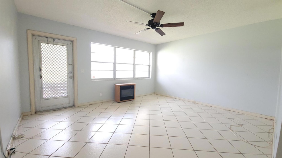 215 Canterbury J unit 2150, West Palm Beach, FL 33417 - photo 1