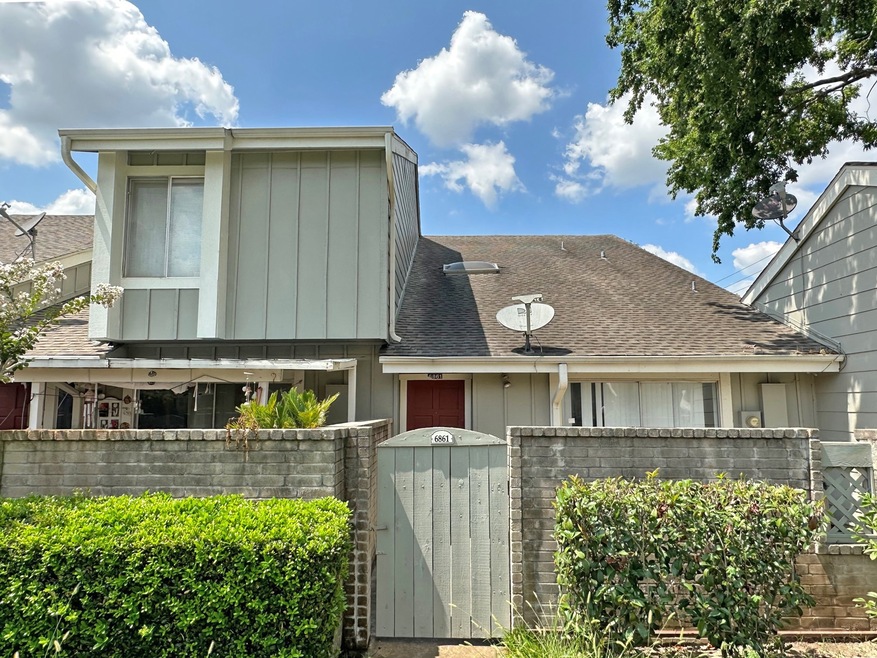 Welcome to 6861 Greenway Chase - front entrance of