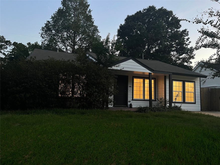 1079 W 43rd St, Houston, TX 77018 - photo 1