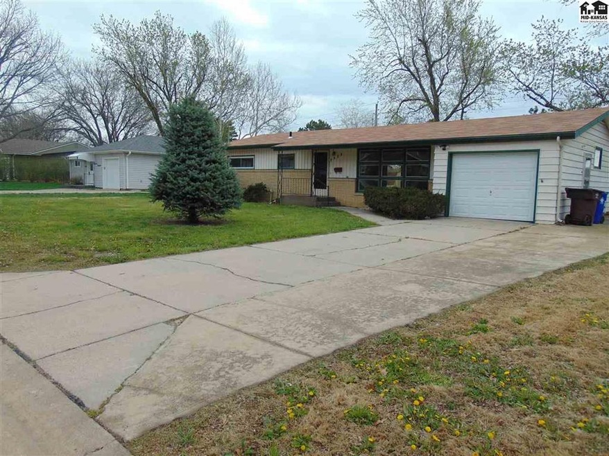 1112 Eastmoor Dr, McPherson, KS 67460 - photo 1