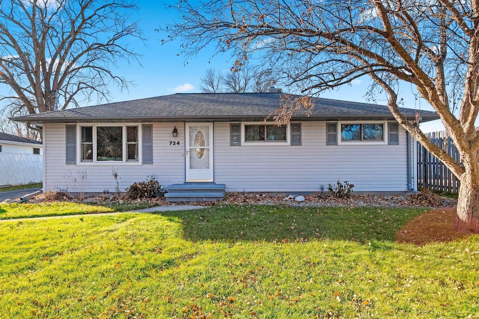 724 Melissa St, Menasha, WI 54952 - photo 1