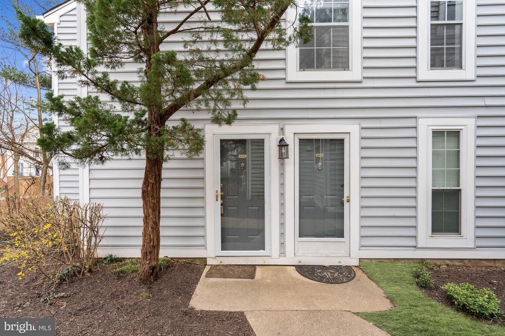 10018 Oakton Terrace Rd, Oakton, VA 22124 - photo 1