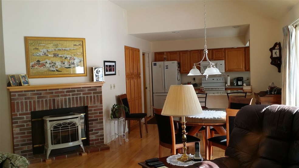 60 Laurel Ln, White River Junction, VT 05001 - photo 1