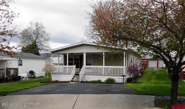 301 Pine Cir, Walnutport, PA 18088 - photo 1
