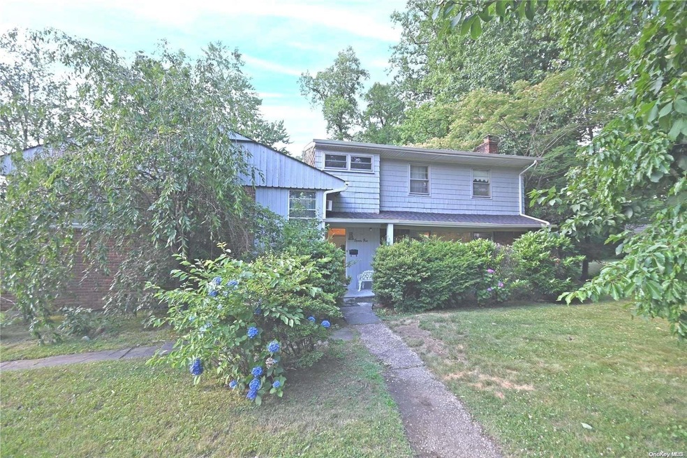 75 Hicks Ln, Great Neck, NY 11024 - photo 1