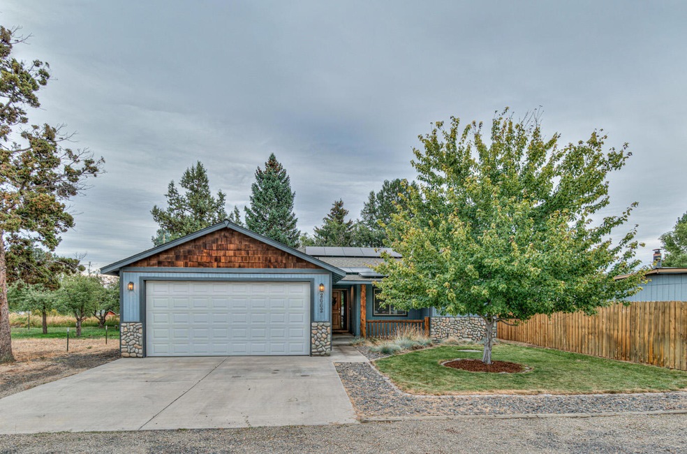 2662 SW 27th St, Redmond, OR 97756 - photo 1