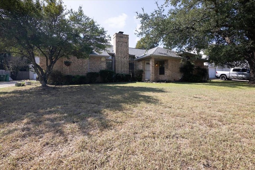 316 Huggins Dr, Springtown, TX 76082 - photo 1