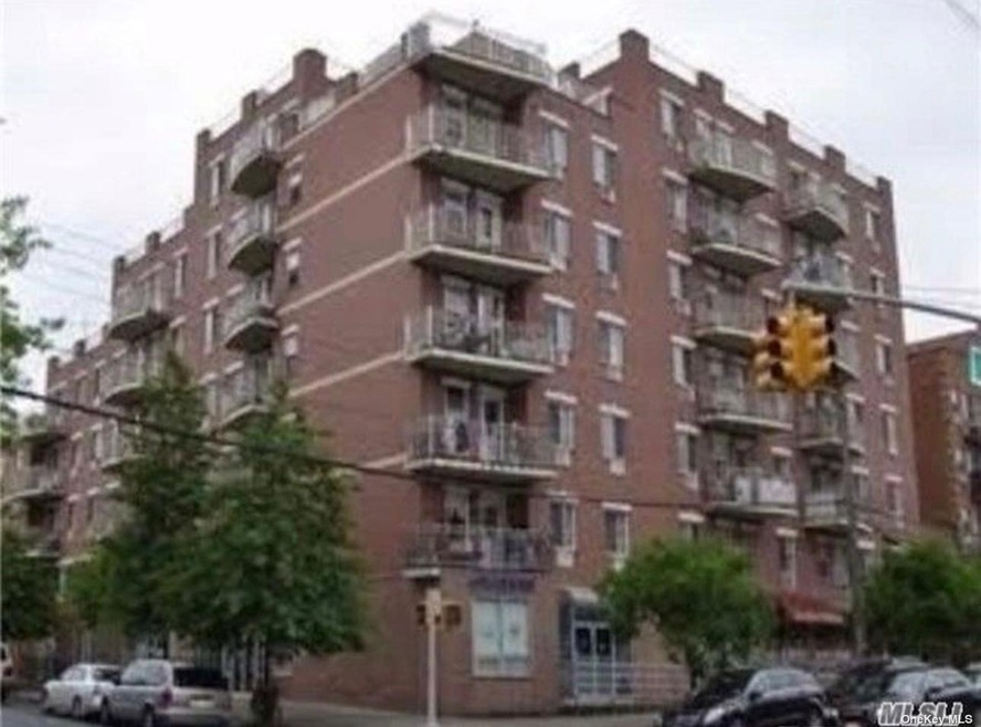35-06 Leavitt St unit 4I, Flushing, NY 11354 - photo 1