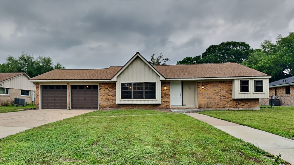 384 Windsor Square, Alvin, TX 77511 - photo 1