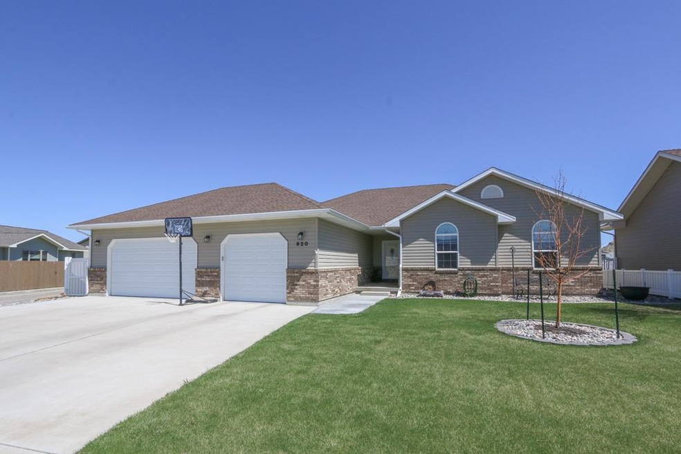 920 33rd St, Cody, WY 82414 - photo 1