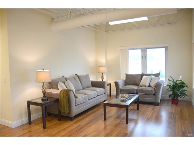 1139 Post Rd unit 2A, Fairfield, CT 06824 - photo 1