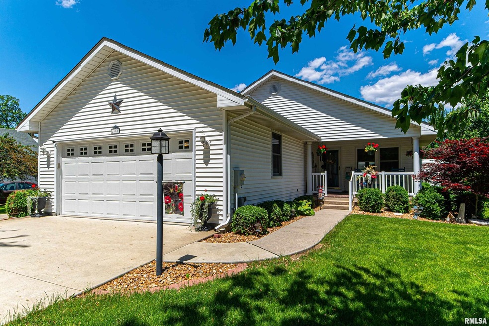 400 W Kickapoo St, Lincoln, IL 62656 - photo 1