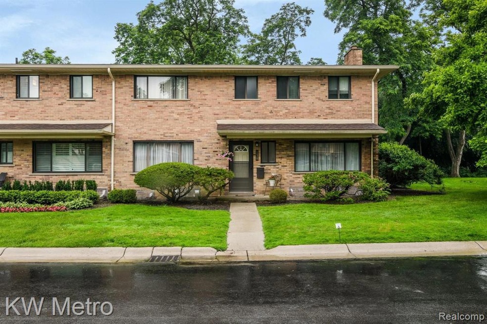 138 E Hickory Grove Rd, Bloomfield Hills, MI 48304 - photo 1