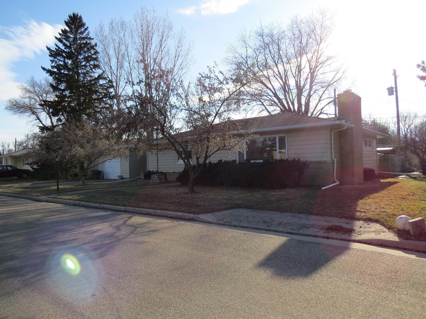 907 2nd Ave NW, Jamestown, ND 58401 - photo 1