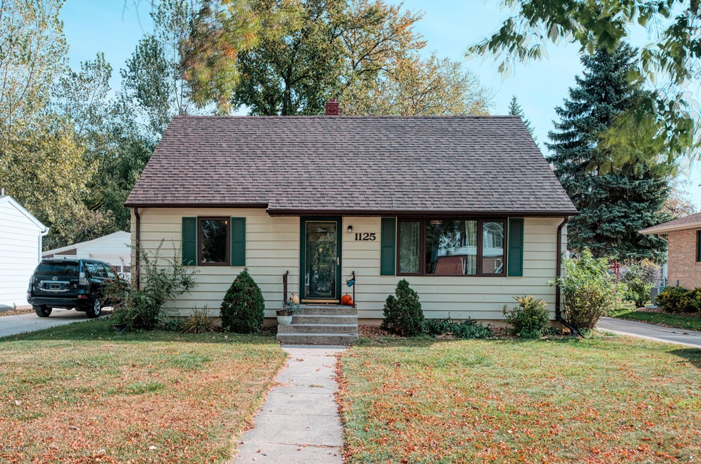 1125 S 9th St, Grand Forks, ND 58201 - photo 1