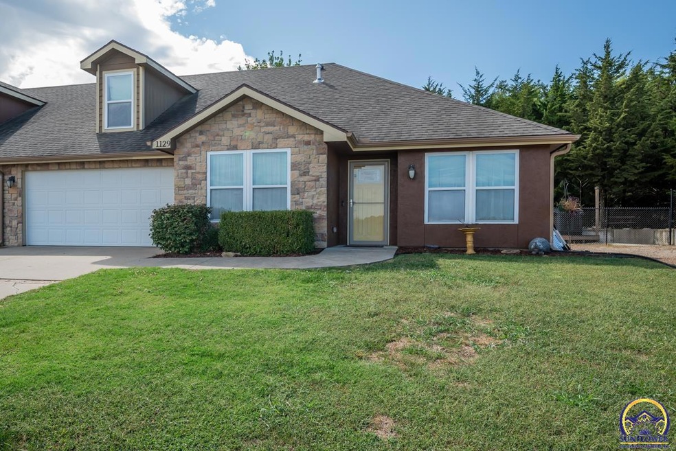 1129 SW Red Oaks Ct, Topeka, KS 66615 - photo 1