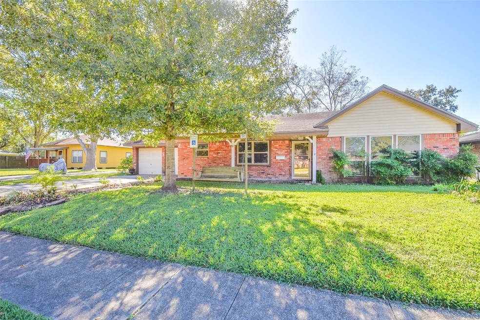1515 W Dumble St, Alvin, TX 77511 - photo 1