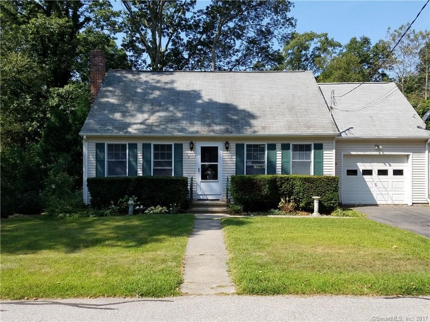 14 South Beechwood Road in Giant's Neck Heights