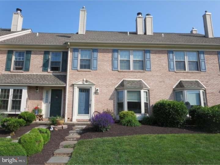 1055 Maple Glen Cir, Pottstown, PA 19464 - photo 1