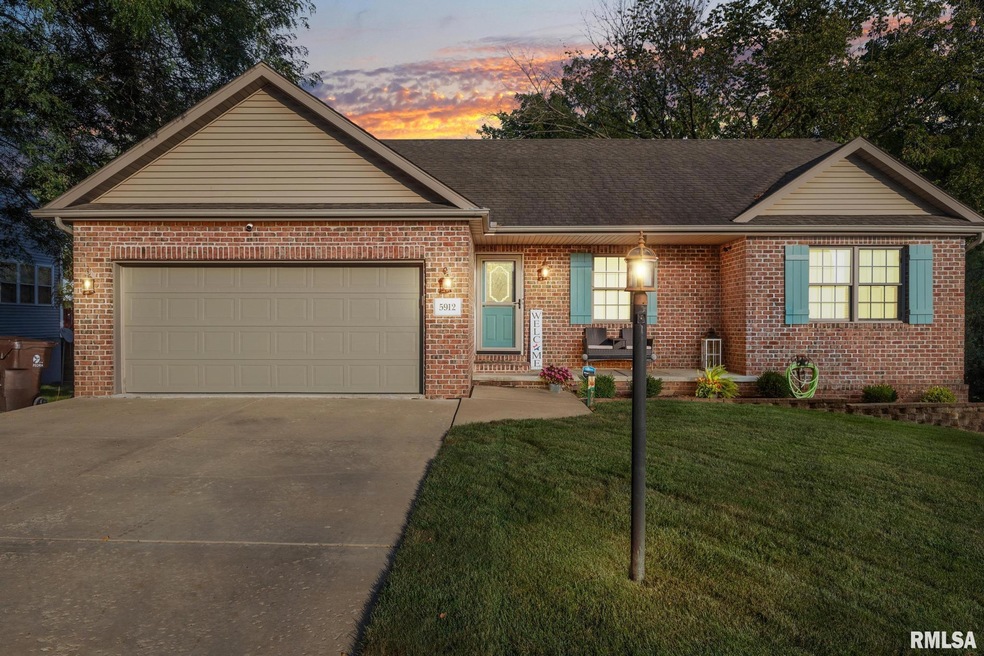 5912 W Ridgecrest Cir, Peoria, IL 61615 - photo 1