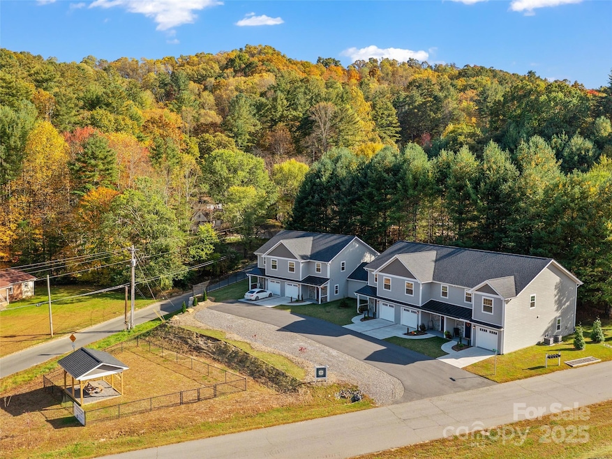 100 Red Twig Ln unit 102, Burnsville, NC 28704 - photo 1