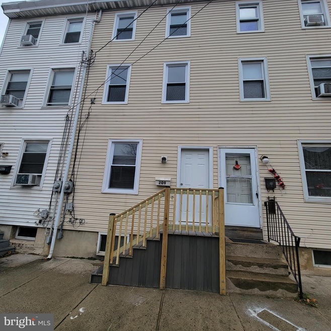 209 Morris St, Gloucester City, NJ 08030 - photo 1