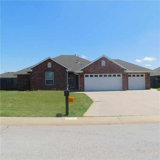 2303 Crooked Oak Ct, Shawnee, OK 74804 - photo 1