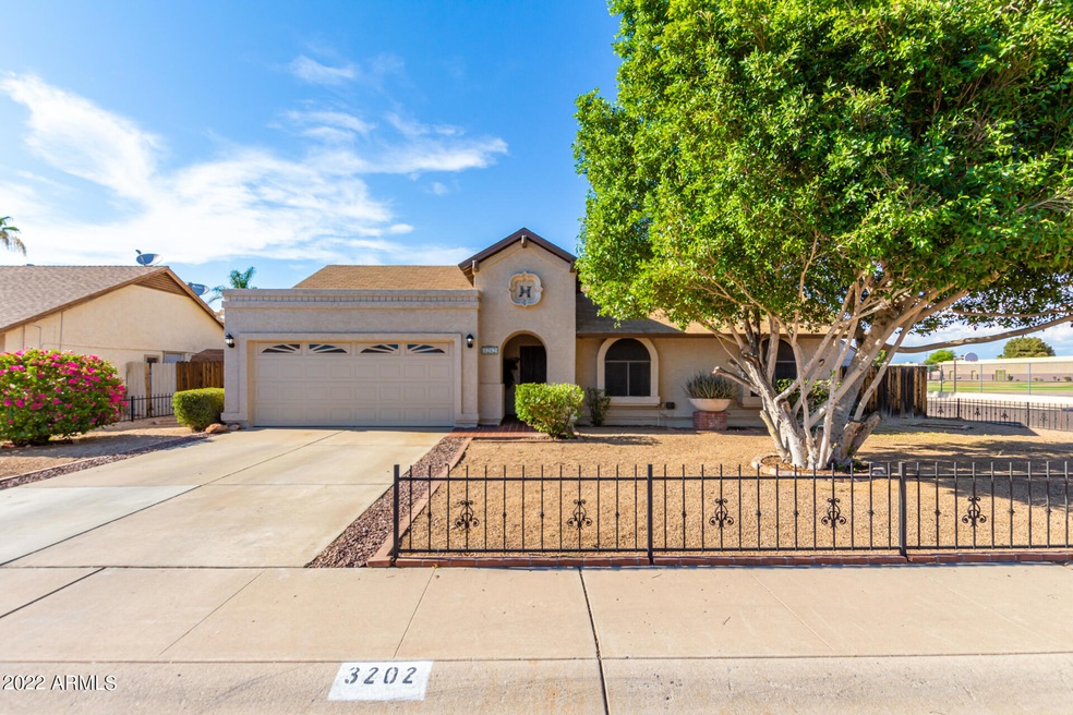 3202 W Helena Dr, Phoenix, AZ 85053 - photo 1