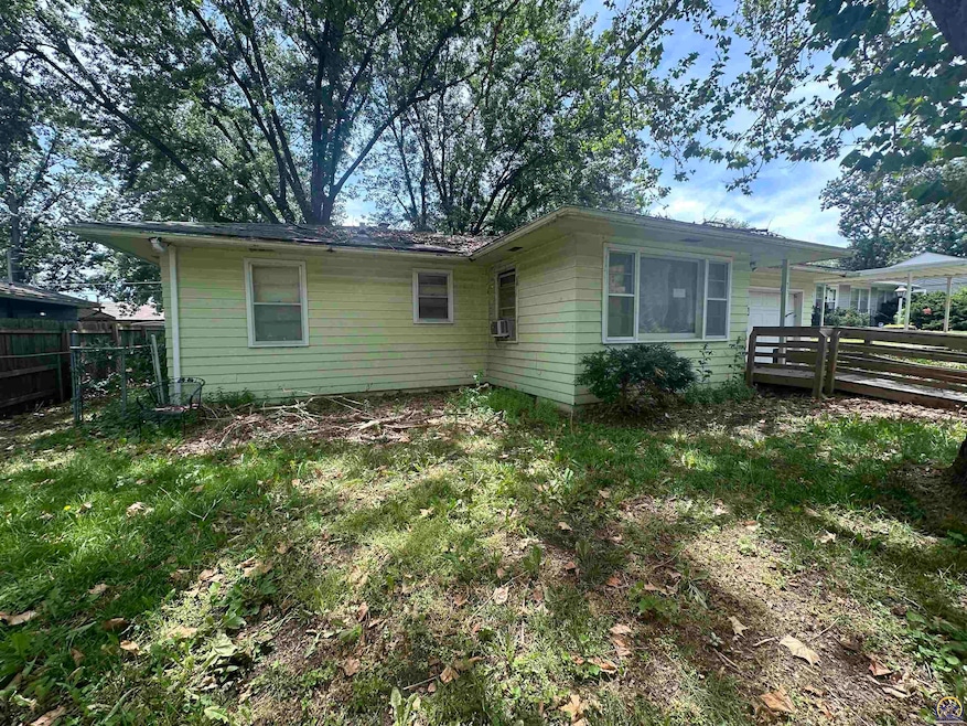 917 SW Armagh St, Topeka, KS 66611 - photo 1