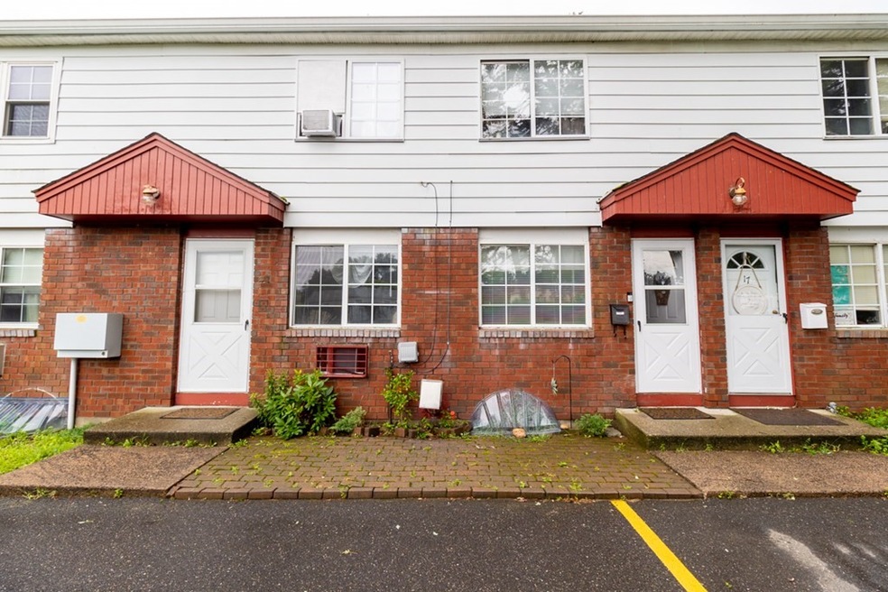 269 Chicopee St unit 16, Chicopee, MA 01013 - photo 1