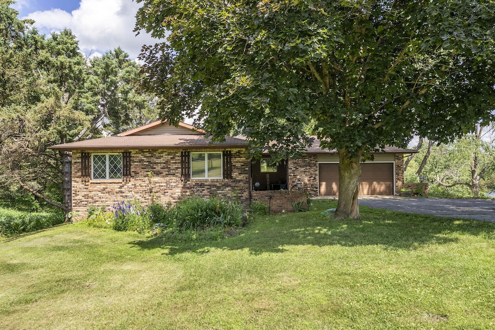 1875 Stagecoach Ln, Muscatine, IA 52761 - photo 1