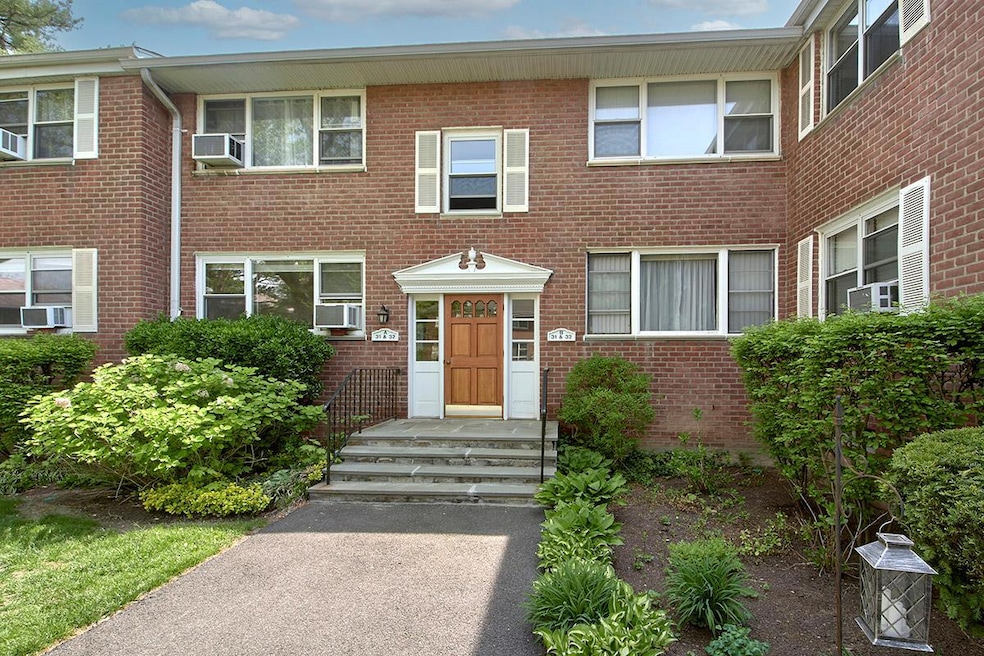 Sulgrave Owners Corporation unit 31A, White Plains, NY 10603 - photo 1