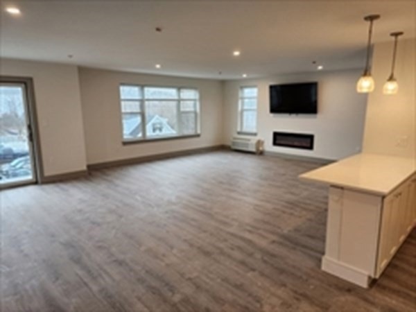 522 Bridge St unit 3, Weymouth, MA 02191 - photo 1