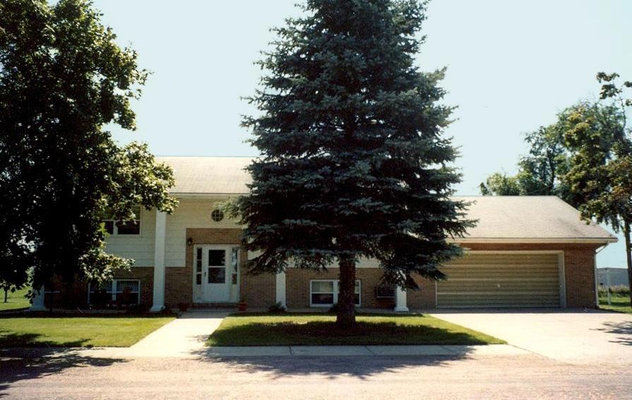 115 Lakeview Ln, Mitchell, SD 57301 - photo 1