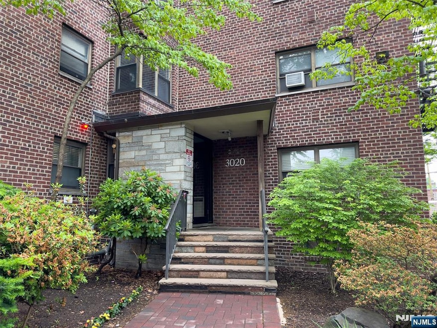 Linwood Park unit 4D, Fort Lee, NJ 07024 - photo 1